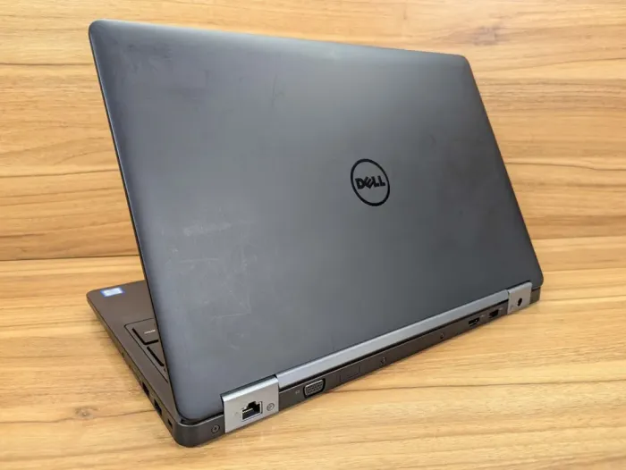 Ноутбук Dell Latitude E5570 / 15.6" (1366x768) TN / Intel Core i7-6820HQ (4 (8) ядра по 2.7 - 3.6 GHz) / 16 GB DDR4 / 512 GB SSD / AMD Radeon R7 M370, 2 GB GDDR5, 128-bit / VGA / WebCam / Windows 10 б/в - зображення 7
