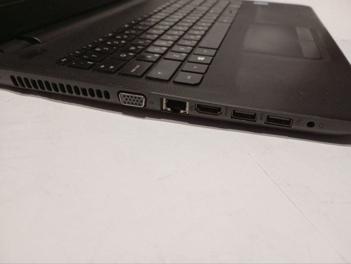 Ноутбук Б-клас HP 250 G4 / 15.6" (1366x768) TN / Intel Core i3-5005U (2 (4) ядра по 2.0 GHz) / 8 GB DDR3 / 128 GB SSD / AMD Radeon R5 M330, 2 GB DDR3, 64-bit / WebCam / АКБ не тримає б/в - зображення 4