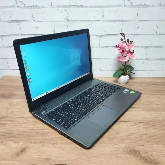 Ноутбук Medion Akoya P6659 / 15.6" (1920x1080) TN / Intel Core i5-6200U (2 (4) ядра по 2.3 - 2.8 GHz) / 12 GB DDR3 / 128 GB SSD + 320 GB HDD / nVidia GeForce 930M, 2 GB GDDR3, 64-bit / WebCam / DVD-ROM б/в - зображення 3