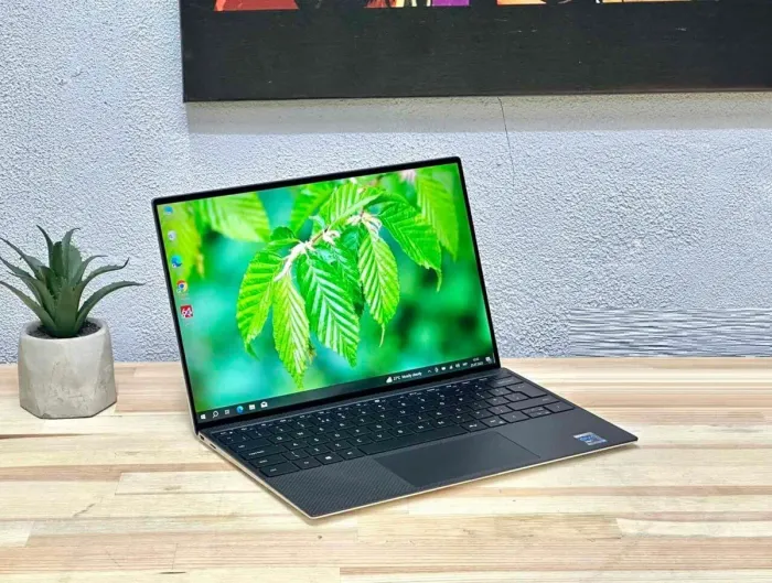 Ультрабук Dell XPS 13 9310 / 13.3" (3840x2400) IPS Touch / Intel Core i7-1185G7 (4 (8) ядра по 3.0 - 4.8 GHz) / 16 GB DDR4 / 1000 GB SSD / Intel Iris Xe Graphics / WebCam б/в - зображення 3