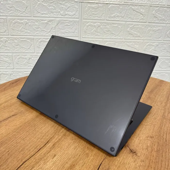 Ультрабук LG Gram 16Z90R / 16" (2560x1600) IPS / Intel Core i5-1340P (12 (16) ядер по 3.4 - 4.6 GHz) / 16 GB DDR5 / 512 GB SSD / Intel Iris Xe Graphics / WebCam б/в - зображення 5