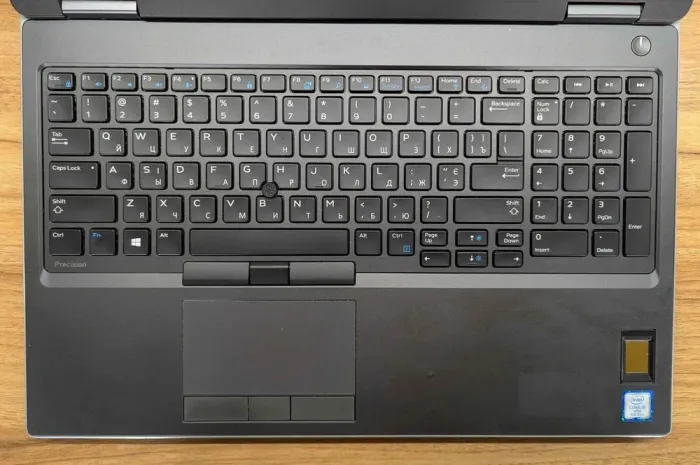 Мобільна робоча станція Dell Precision 7540 / 15.6" (1920x1080) IPS / Intel Core i5-9400H (4 (8) ядра по 2.5 - 4.3 GHz) / 16 GB DDR4 / 512 GB SSD / nVidia Quadro T2000, 4 GB GDDR5, 128-bit / Fingerprint / Windows 10 б/в - зображення 3