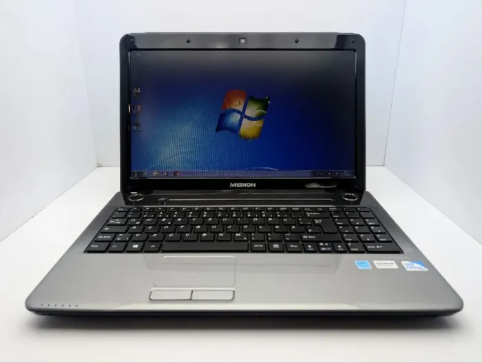 Ноутбук Medion Akoya E6234 / 15.6" (1366x768) TN / Intel Pentium 2020M (2 ядра по 2.4 GHz) / 6 GB DDR3 / 500 GB HDD / Intel HD Graphics / WebCam / DVD-ROM б/в - зображення 2