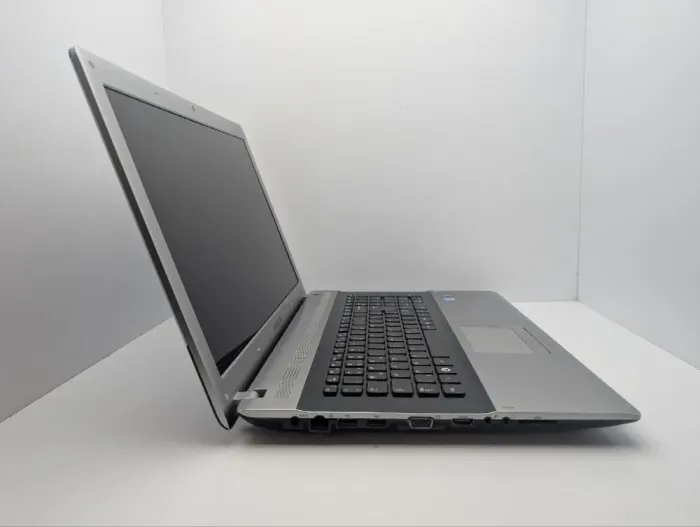 Ноутбук Samsung RV720 / 17.3" (1600x900) TN / Intel Core i5-2410M (2 (4) ядра по 2.3 - 2.9 GHz) / 6 GB DDR3 / 1000 GB HDD / Intel HD Graphics 3000 / WebCam б/в - зображення 4