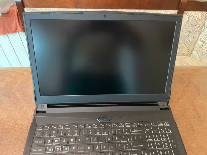 Ноутбук Clevo N850HZ / 15.6" (1920x1080) IPS / Intel Core i7-7700HQ (4 (8) ядра по 2.8 - 3.8 GHz) / 16 GB DDR4 / 256 GB SSD / Intel HD Graphics 630 / WebCam б/в - зображення 3