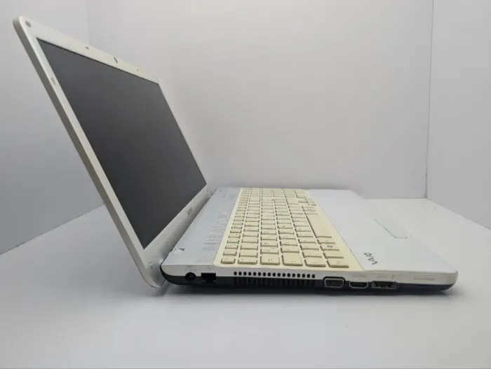 Ноутбук Sony VPC EB3E1E / 15.6" (1366x768) TN / Intel Pentium P6100 (2 ядра по 2.0 GHz) / 6 GB DDR3 / 500 GB HDD / Intel HD Graphics 500 / WebCam / DVD-ROM б/в - зображення 4