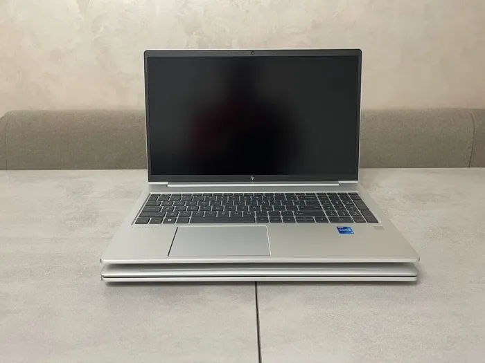 Ультрабук HP EliteBook 650 G10 / 15.6" (1920x1080) IPS / Intel Core i5-1345U (10 (12) ядер 3.5 - 4.7 GHz) / 16 GB DDR4 / 256 GB SSD M.2 / Intel Iris Xe Graphics / WebCam / Fingerprint б/в - зображення 3