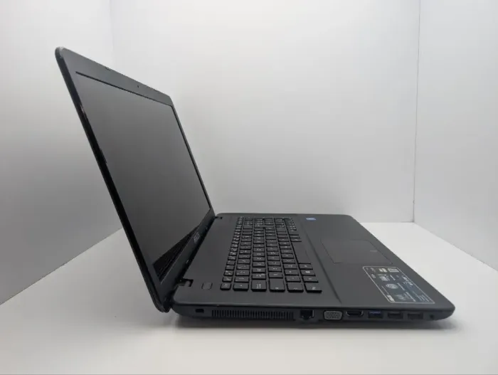 Ноутбук Asus R752N / 17.3" (1600x900) TN / Intel Celeron N3350 (2 ядра по 1.1 - 2.4 GHz) / 8 GB DDR3 / 120 GB SSD / Intel HD Graphics 500 / WebCam / DVD-ROM б/в - зображення 3