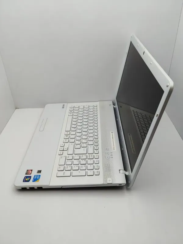 Ноутбук Sony VPC173 / 17.3" (1600x900) TN / Intel Core i3-370M (2 (4) ядра по 2.4 GHz) / 6 GB DDR3 / 320 GB HDD / AMD Radeon HD 5000M / WebCam / АКБ не тримає б/в - зображення 6