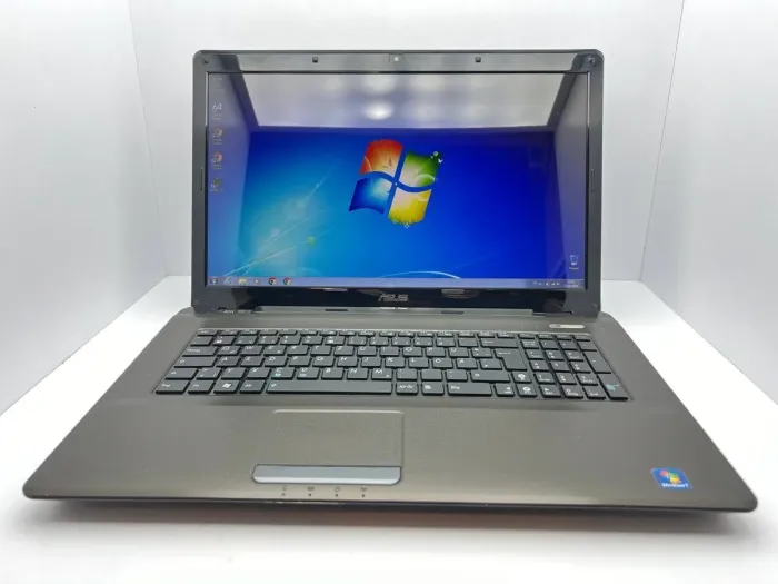 Ноутбук Asus K72RJ / 17.3 (1600x900) TN / Intel Core i3-350M (2 (4) ядра по 2.3 GHz) / 4 GB DDR4 / 750 GB HDD / AMD Radeon HD 5470, 1 GB, GDDR5, 64-bit / WebCam б/в - зображення 2