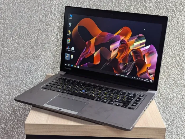 Ноутбук Б-клас Toshiba Tecra Z40T-C / 14" (1920x1080) TN / Intel Core i5-6300U (2 (4) ядра по 2.4 - 3.0 GHz) / 8 GB DDR3 / 128 GB SSD / Intel HD Graphics 520 / WebCam б/в - зображення 4