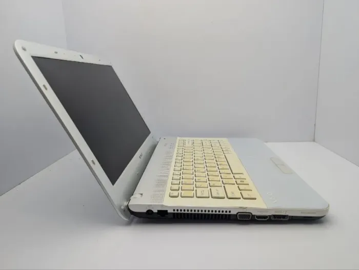 Ноутбук Sony VPCEA / 14" (1366x768) TN / Intel Core i3-350M (2 (4) ядра по 2.2 GHz) / 6 GB DDR3 / 320 GB HDD / Intel HD Graphics / WebCam / DVD-ROM б/в - зображення 4