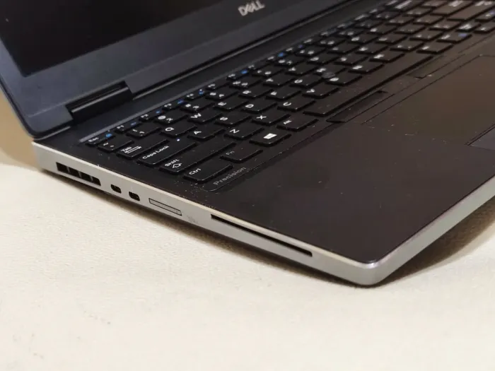 Мобільна робоча станція Dell Precision 7530 / 15,6" (3840x2160) IPS / Intel Xeon E-2186M (6 (12) ядер по 2,9 - 4,8 ГГц) / 32 ГБ DDR4 / 256 ГБ SSD / nVidia Quadro P3200, 6 ГБ GDDR5, 192-біт / WebCam б/в - зображення 5