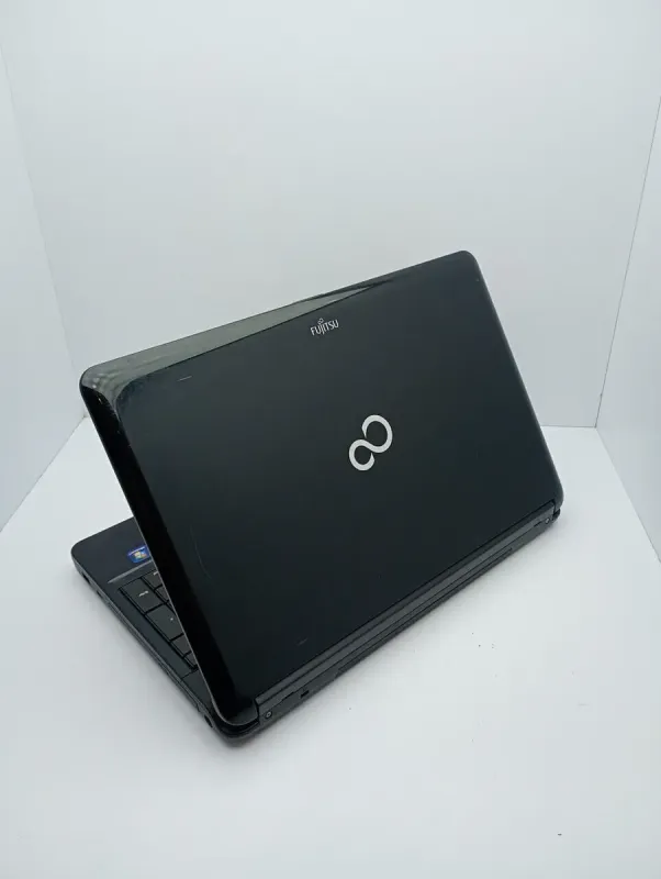 Ноутбук Fujitsu Lifebook AH530 / 15.6" (1366x768) TN / Intel Core i5-520M (2 (4) ядра по 2.4 - 2.93 GHz) / 6 GB DDR3 / 500 GB HDD / HD Graphics 2000 / WebCam б/в - зображення 7