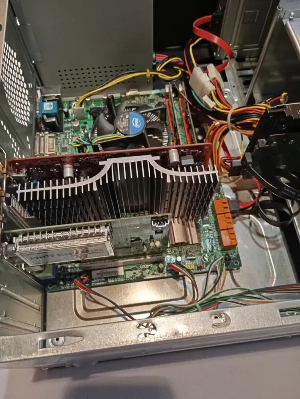 ПК Б-клас Impression HomeBox A1411 Tower / Intel Core i5-650 (2 (4) ядра по 3.2 - 3.46 GHz) / 8 GB DDR3 / 500 GB HDD / AMD Radeon HD 5570, 1 GB GDDR3, 128-bit / 450W б/в - зображення 5