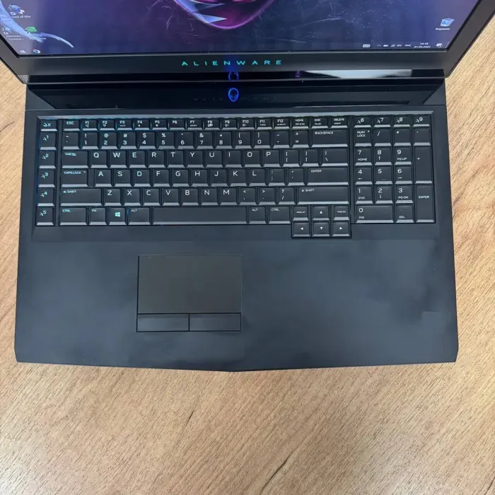 Ігровий ноутбук Dell Alienware 17 R3 / 17.3" (3840x2160) IPS / Intel Core i7-6820HQ (4 (8) ядра по 2.7 - 3.6 GHz) / 16 GB DDR4 / 500 GB SSD / nVidia GeForce GTX 1070, 8 GB GDDR5, 256-bit / WebCam б/в - зображення 7