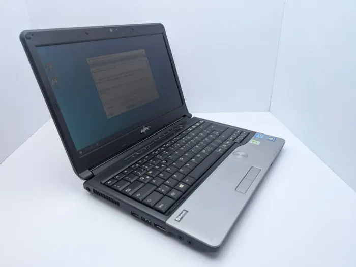 Ноутбук Fujitsu LifeBook S762 / 13.3" (1366x768) TN / Intel Core i5-3320M (2 (4) ядра по 2.6 - 3.3 GHz) / 6 GB DDR3 / 500 GB HDD / Intel HD Graphics 4000 / WebCam б/в - зображення 3