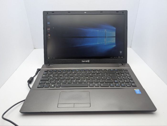 Ноутбук Terra Mobile 1528 / 15.6" (1366x768) TN / Intel Core i3-4000M (2 (4) ядра по 2.4 GHz) / 8 GB DDR3 / 120 GB SSD / Intel HD Graphics 4600 / WevCam / DVD-ROM / АКБ не тримає б/в - зображення 2