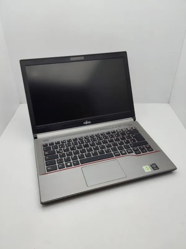 Ноутбук Fujitsu LifeBook E744 / 14" (1600x900) TN / Intel Core i5-4300M (2 (4) ядра по 2.6 - 3.3 GHz) / 8 GB DDR3 / 120 GB SSD / Intel HD Graphics 4600 б/в - зображення 4