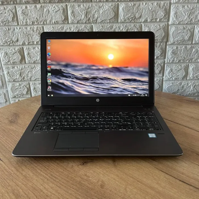Мобільна робоча станція Б-клас HP ZBook 15 G3 / 15.6" (1920x1080) TN / Intel Core i7-6700HQ (4 (8) ядра по 2.6 - 3.5 GHz) / 8 GB DDR4 / 256 GB SSD / nVidia Quadro M1000M, 2 GB GDDR5, 128-bit / WebCam б/в - зображення 2