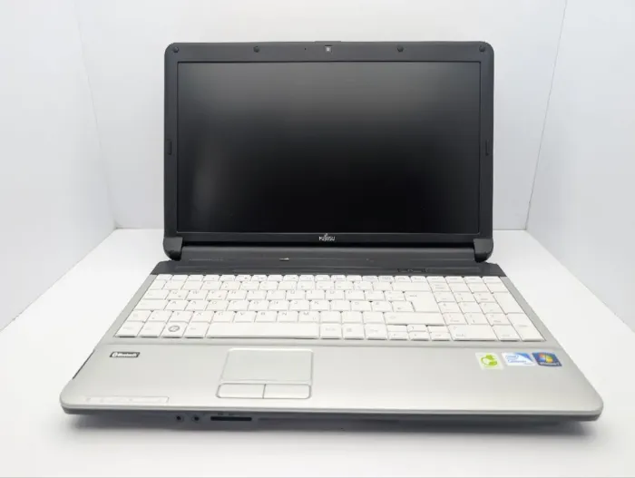 Ноутбук Fujitsu Lifebook A530 / 15" (1366x768) TN / Intel Core i3-370M (2 (4) ядра по 2.4 GHz) / 6 GB DDR3 / 120 GB SSD / Intel HD Graphics / WebCam / DVD-ROM б/в - зображення 3
