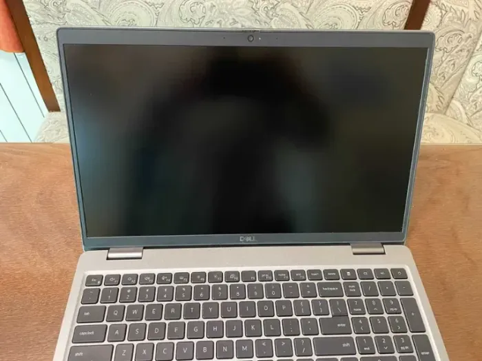 Ультрабук Dell Latitude 5520 / 15.6" (1920x1080) IPS / Intel Core i5-1145G7 (4 (8) ядра по 2.6 - 4.4 GHz) / 16 GB DDR4 / 256 GB SSD / Intel Iris Xe Graphics / WebCam б/в - зображення 5