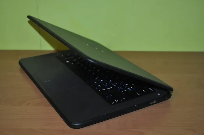 Ноутбук Dell Latitude 3310 / 13.3" (1366x768) TN / Intel Core i3-8145U (2 (4) ядра по 2.1 - 3.9 GHz) / 8 GB DDR4 / 240 GB SSD M.2 / Intel UHD Graphics / WebCam / Windows 11 Pro Education б/в - зображення 8