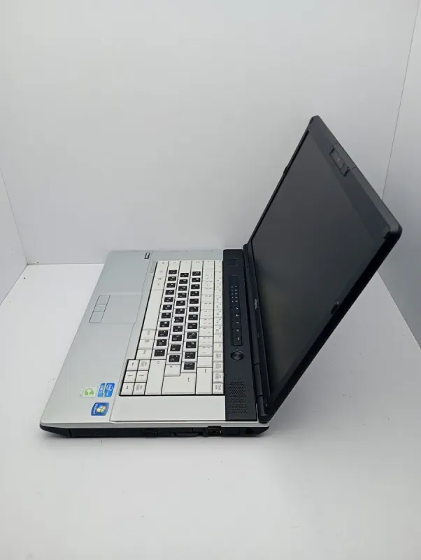 Ноутбук Fujitsu LifeBook E751 / 15.6’’ (1366x768) TN / Intel Core i5-2520M (2 (4) ядра по 2.5 - 3.2 GHz)/ 6 GB DDR3 / 500 GB HDD / Intel HD Graphics 3000 / WebCam б/в - зображення 6