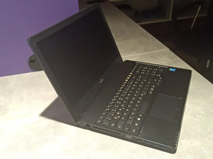 Ноутбук Fujitsu LifeBook A555 / 15.6" (1366x768) TN / Intel Core i5-5200U (2 (4) ядра по 2.2 - 2.7 GHz) / 8 GB DDR3 / 240 GB SSD / Intel HD Graphics 5500 / WebCam б/в - зображення 4