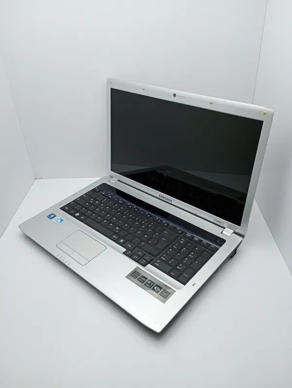 Ноутбук Samsung R730 / 17.3" (1600x900) TN / Intel Pentium T4300 (2 ядра по 2.1 GHz) / 6 GB DDR3 / 320 GB HDD / Intel GMA HD Graphics / WebCam б/в - зображення 6
