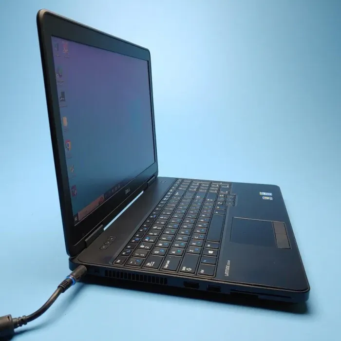 Ноутбук Dell Latitude E5540 / 15.6" (1366x768) TN / Intel Core i7-4600U (2 (4) ядра по 2.1 - 3.3 GHz) / 8 GB DDR3 / 240 GB SSD / nVidia GeForce GT 720M, 2 GB DDR3, 64-bit / Win 10 Pro б/в - зображення 4