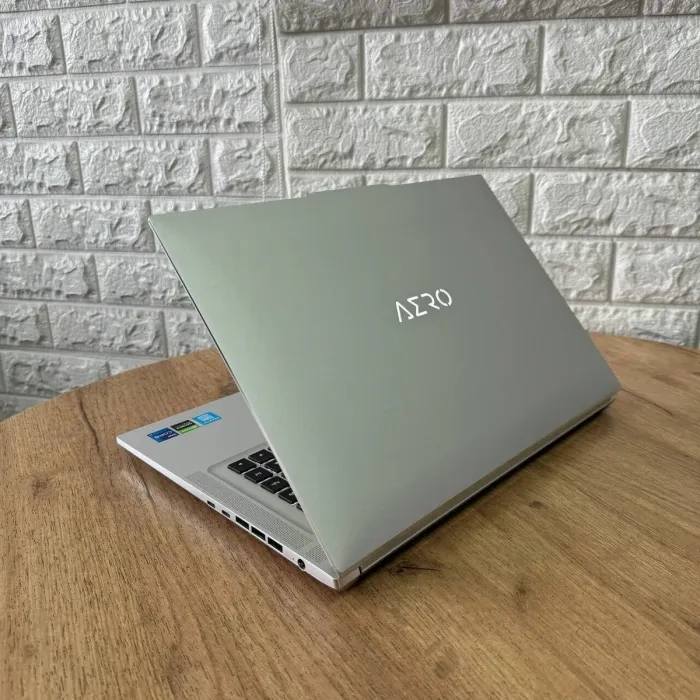 Ігровий ноутбук Gigabyte Aero 16 XE4 / 16" (3840x2400) IPS / Intel Core i7-12700H (14 (20) ядер по 3.5 - 4.7 GHz) / 16 GB DDR4 / 1000 GB SSD / nVidia GeForce RTX 3070 Ti, 8 GB GDDR6, 256-bit / WebCam б/в - зображення 5