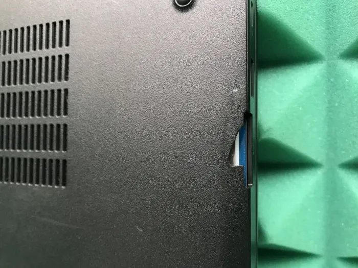 Ультрабук Б-клас Dell Latitude 5590 / 15.6" IPS / Core i7-8650U (4(8) ядра по 1.9-4.2GHz) / 8GB DDR4 / 256GB SSD M.2 / UHD Graphics 620 / USB 3.1 / HDMI / Win 10 б/в - зображення 10