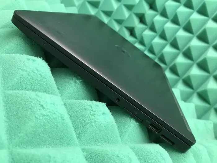 Ультрабук Б-клас Dell Latitude E7470 / 14" (1920x1080) IPS / Intel Core i7-6600U (2 (4) ядра по 2.6 - 3.4 GHz) / 8 GB DDR4 / 256 GB SSD M.2 / Intel HD Graphics 520 / WebCam / Fingerprint / HDMI / Windows 10 ліцензія б/в - зображення 6