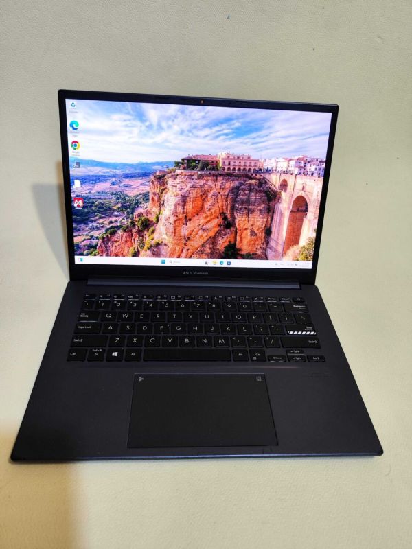 Ультрабук Б-клас Asus Vivobook Pro 14 K3400P / 14" (1920x1080) OLED / Intel Core i5-11300H (4 (8) ядра по 3.1 - 4.4 GHz) / 8 GB DDR4 / 256 GB SSD / Intel Iris Xe Graphics / WebCam б/в - зображення 2