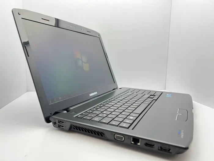 Ноутбук Medion Akoya E6214 / 15.6" (1366x768) TN / Intel Core i3-330M (2 (4) ядра по 2.13 GHz) / 4 GB DDR3 / 500 GB HDD / Intel HD Graphics / WebCam б/в - зображення 3