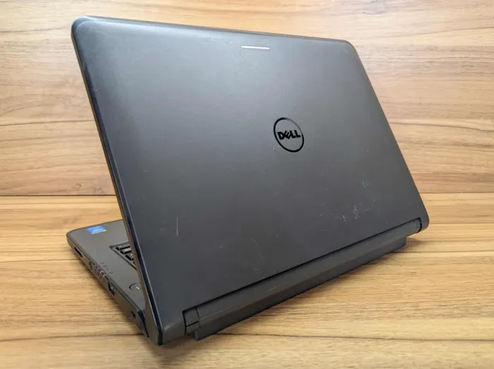 Ноутбук Dell Latitude 3350 / 13.3" (1366x768) TN / Intel Core i3-5005U (2 (4) ядра по 2.0 GHz) / 8 GB DDR3 / 240 GB SSD / Intel HD Graphics 5500 / WebCam / HDMI б/в - зображення 6