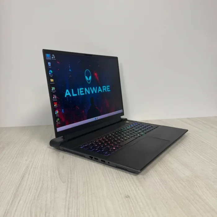 Ігровий ноутбук Dell Alienware m18 R1 / 18" (2560x1600) IPS / Intel Core i9-13900HX (24 (32) ядра по 2,2 - 5,4 ГГц) / 32 ГБ DDR5 / 1000 ГБ SSD NVMe / nVidia GeForce RTX 4080, 12 ГБ GDDR6, 192-біт / Веб-камера б/в - зображення 3