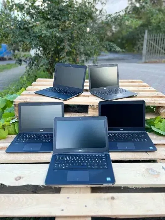 Ультрабук Dell Latitude 3380 / 13.3" (1366x768) TN / Intel Core i3-6006U (2 (4) ядра по 2.0) / 8 GB DDR4 / 128 GB SSD / Intel HD Graphics 520 / WebCam / Win 10 Pro б/в - зображення 2