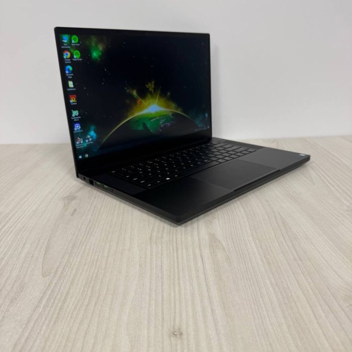 Ігровий ноутбук Razer Blade 15 RZ09-02705 / 15.6" (1920x1080) IPS / Intel Core i7-8750H (6 (12) ядер по 2.2 - 4.1 GHz) / 16 GB DDR4 / 512 GB SSD / nVidia GeForce GTX 1060 Max-Q, 6 GB GDDR5, 192-bit / WebCam б/в - зображення 4