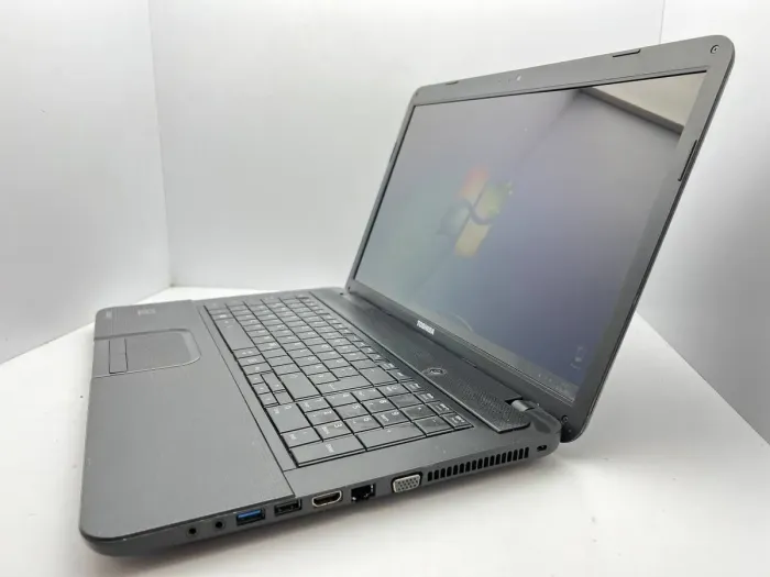 Ноутбук Toshiba Satellite C870 / 17.3" (1600x900) TN / Intel Pentium B960 (2 ядра по 2.2 GHz) / 4 GB DDR3 / 250 GB HDD / Intel HD Graphics / WebCam б/в - зображення 4