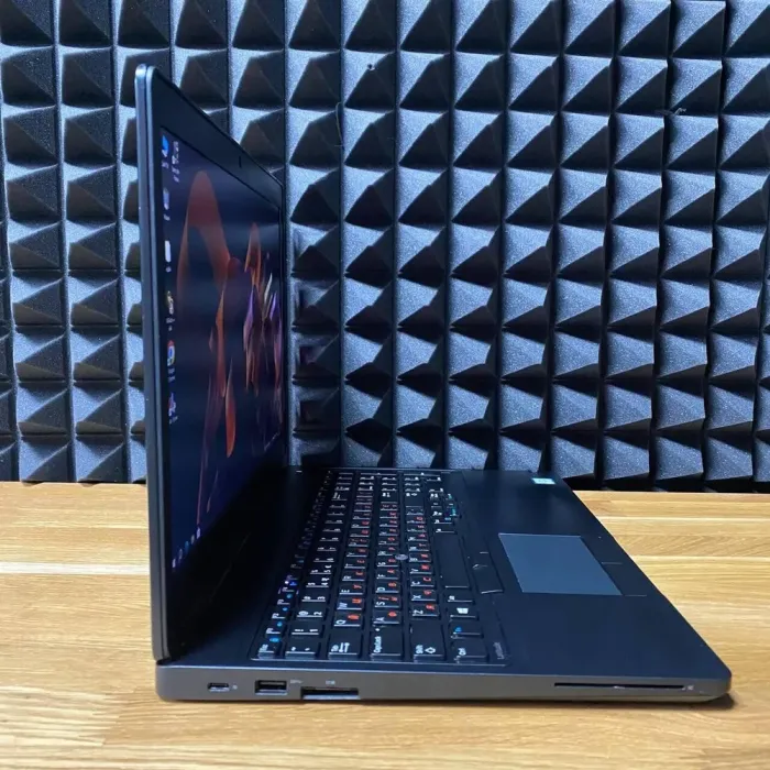 Ноутбук Б-клас Dell Latitude 5580 / 15.6" (1920x1080) TN / Intel Core i5-6300U (2 (4) ядра по 2.4 - 3.0 GHz) / 16 GB DDR4 / 128 GB SSD / Intel HD Graphics 520 / WebCam / HDMI б/в - зображення 4