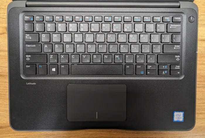 Ноутбук Dell Latitude 3380 / 13.3" (1366x768) TN Touch / Intel Core i3-6006U (2 (4) ядра по 2.0 GHz) / 8 GB DDR4 / 240 GB SSD / Intel HD Graphics 520 / WebCam / Windows 10 б/в - зображення 3