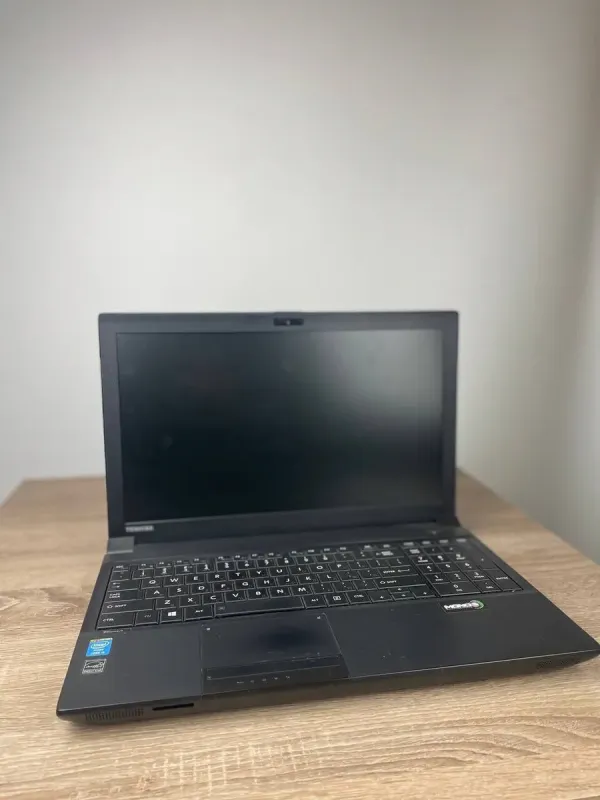 Ноутбук Toshiba Tecra A50-A / 15.6" (1366x768) TN / Intel Core i5-4200M (2 (4) ядра по 2.5 - 3.1 GHz) / 8 GB DDR3 / 240 GB SSD / Intel HD Graphics 4600 / WebCam / DVD-ROM / Win 10 б/в - зображення 2
