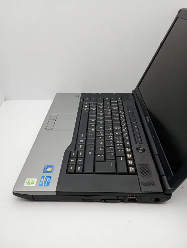 Ноутбук Fujitsu LifeBook E752 / 15.6" (1600x900) TN / Intel Core i5-3320M (2 (4) ядра по 2.6 - 3.3 GHz) / 6 GB DDR3 / 750 GB HDD / Intel HD Graphics 4000 / WebCam б/в - зображення 4