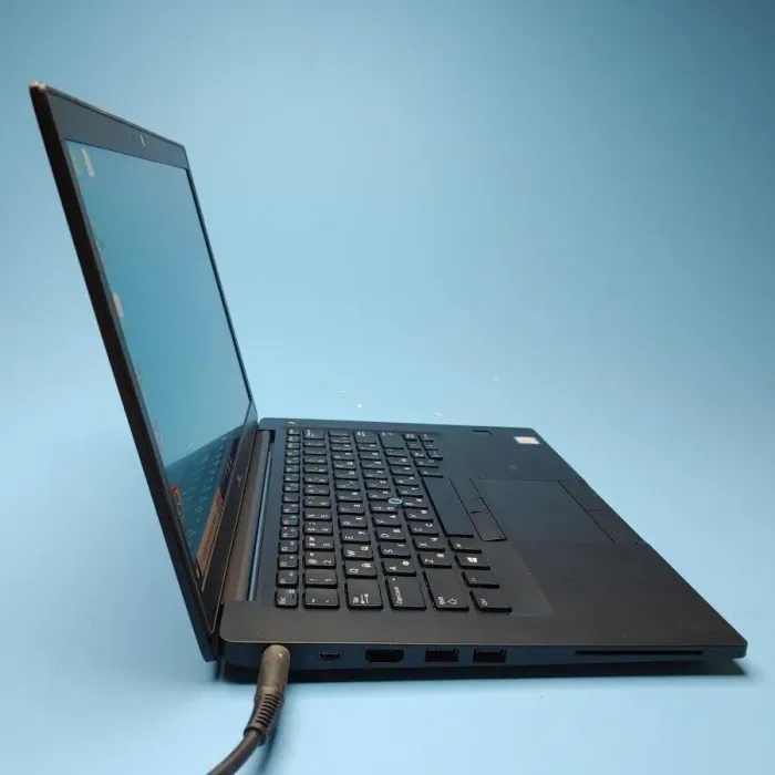 Ультрабук Б-клас Dell Latitude 7490 / 14" (1920x1080) IPS / Intel Core i7-8650U (4 (8) ядра по 1.9 - 4.2 GHz) / 8 GB DDR4 / 256 GB SSD / Intel UHD Graphics 620 / WebCam / Win 10 Pro б/в - зображення 3