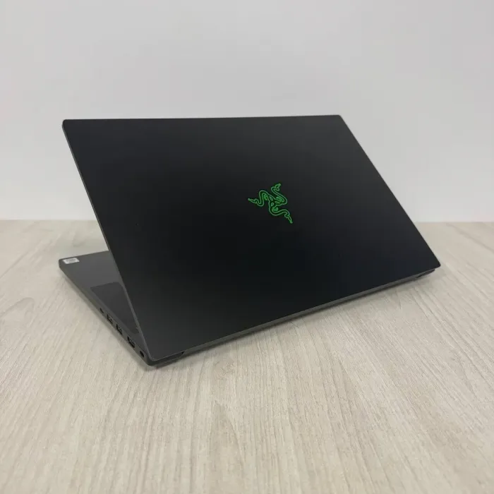 Ігровий ноутбук Б-класу Razer Blade 15 RZ09-0328 / 15,6" (3840x2160) IPS / Intel Core i7-10750H (6 (12) ядер по 2,6 - 5,0 ГГц) / 16 ГБ DDR4 / 512 ГБ SSD NVMe / nVidia GeForce RTX 2070 Max-Q, 8 ГБ GDDR6, 256-біт / Веб-камера б/в - изображение 6