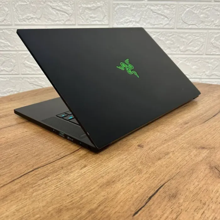 Ігровий ноутбук Б-клас Razer Blade 15 RZ09-02385 / 15.6" (1920x1080) IPS / Intel Core i7-8750H (6 (12) ядер по 2.2 - 4.1 GHz) / 16 GB DDR4 / 256 GB SSD NVMe / nVidia GeForce GTX 1060 Max-Q, 6 GB GDDR5, 192-bit б/в - зображення 6