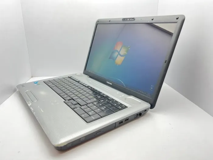 Ноутбук Б-клас Toshiba Satellite L550 / 17.3" (1600x900) TN / Intel Core 2 Duo T6500 (2 ядра по 2.1 GHz) / 4 GB DDR2 / 250 GB HDD / ATI Mobility Radeon HD 4530, 512 MB DDR3, 64-bit / WebCam б/в - зображення 4