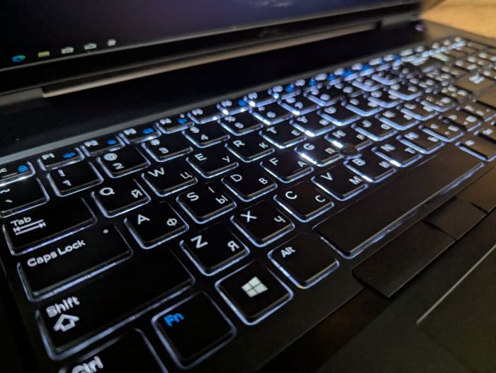 Мобільна робоча станція Dell Precision 7730 / 17,3" (1920x1080) IPS / Intel Core i9-8950HK (6 (12) ядер по 2,9 - 4,8 ГГц) / 32 ГБ DDR4 / 500 ГБ SSD / nVidia Quadro P4200, 8 ГБ GDDR5, 256-біт / WebCam / Windows 10 б/в - зображення 6